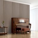 Eikenhouten lattenwandpanelen achter een bruine piano.