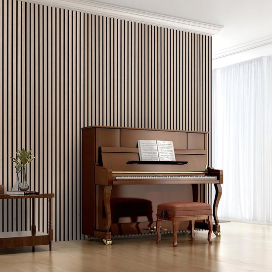Eikenhouten lattenwandpanelen achter een bruine piano.