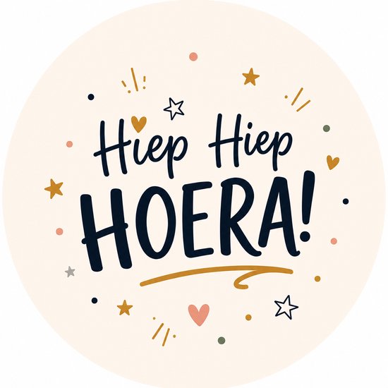Ronde sluitsticker met de tekst 'Hiep Hiep HOERA!' in speelse letters, versierd met sterretjes en hartjes.
