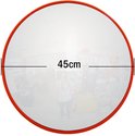 Bolle spiegel met rode rand, diameter 45 cm. Een persoon staat voor de spiegel en reflecteert.