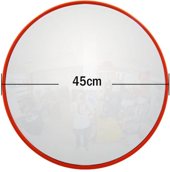 Bolle spiegel met rode rand, diameter 45 cm. Een persoon staat voor de spiegel en reflecteert.