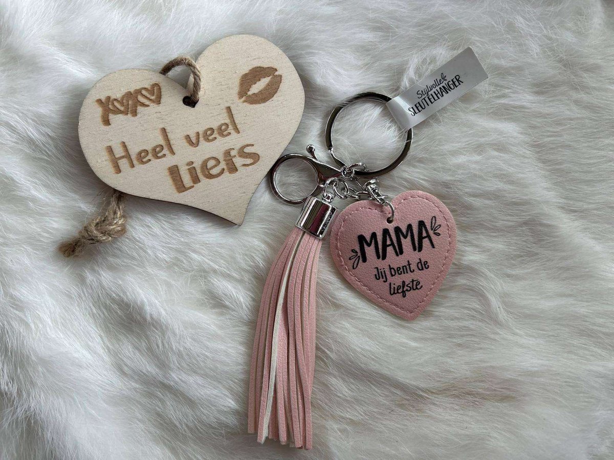 Creaties van hier – Tassel - Tashanger - Sleutelhanger – 17x5 cm – imitatie leer – Mama - met houten hartje