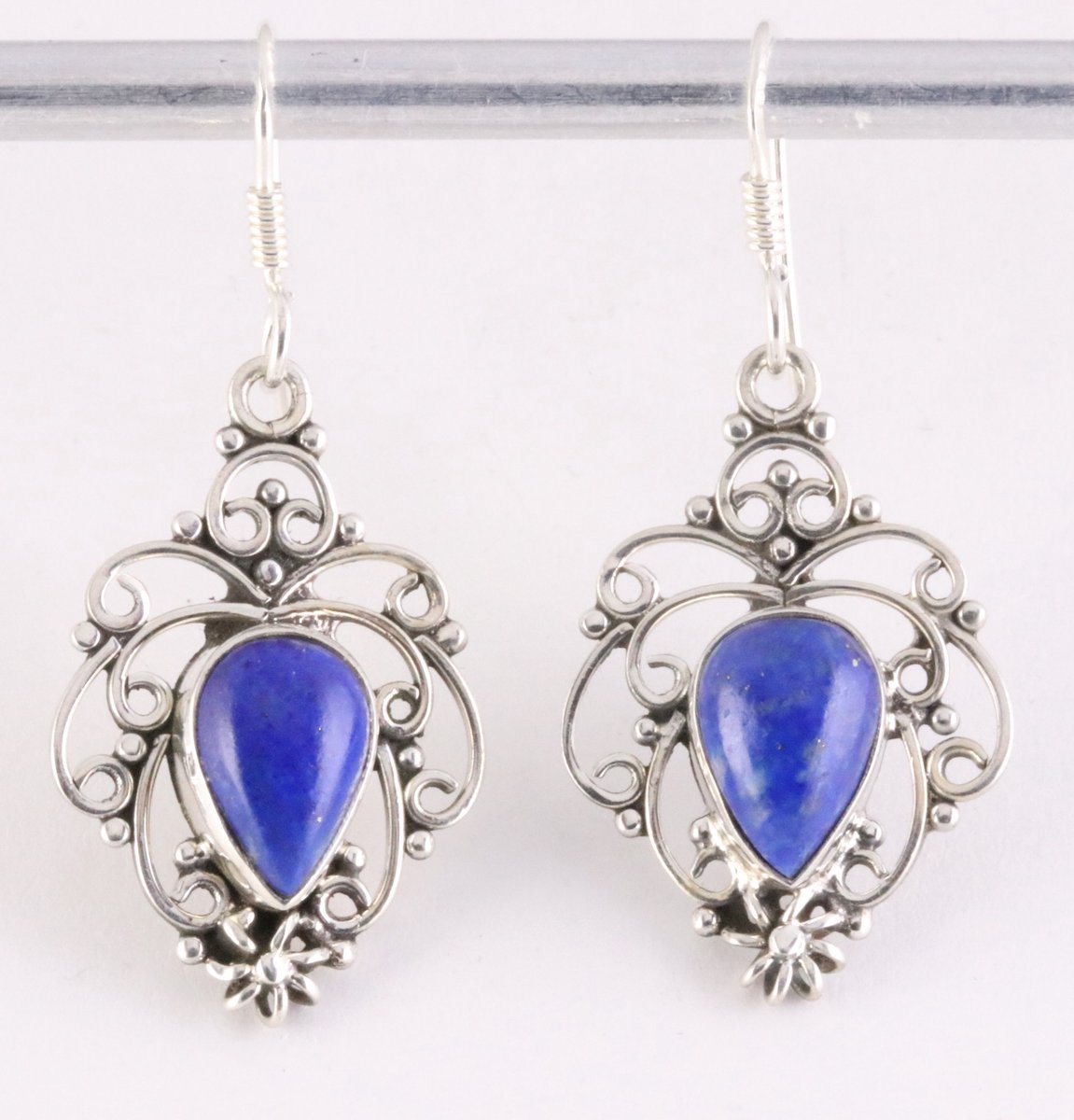 Opengewerkte zilveren oorbellen met lapis lazuli