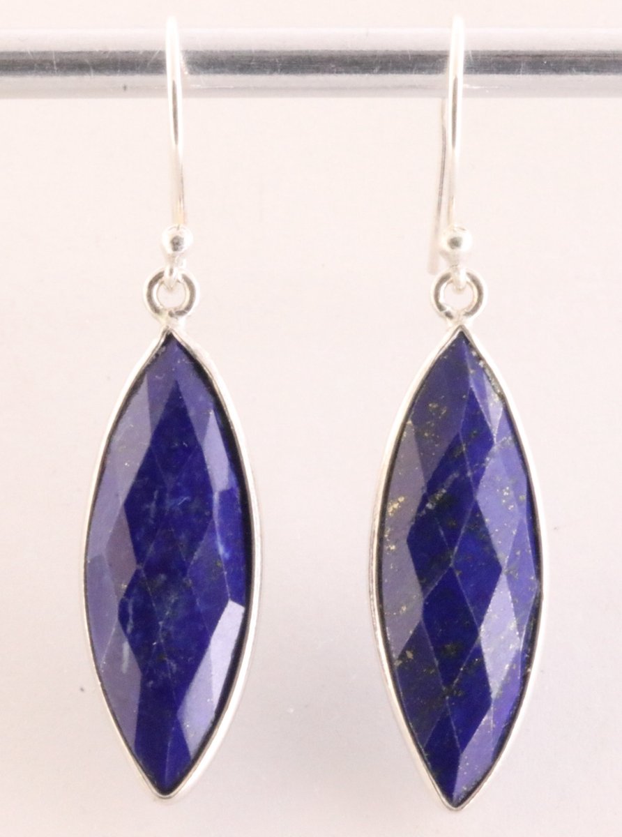 Zilveren oorbellen met gefacetteerde lapis lazuli