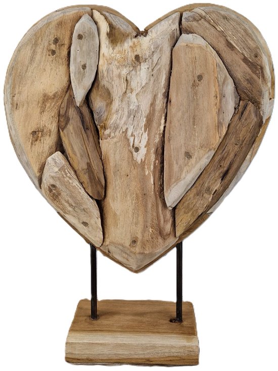 Houten hartdecoratie op een houten voet met metalen staanders. Natuurlijke houtkleuren en onregelmatige stukken hout.