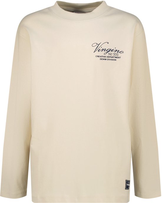 Beige shirt met lange mouwen, Vingino logo en tekst op de borst, kleine badge aan de onderkant.
