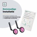 Roze zijwieltjes met zwarte stalen beugels en montagehandleiding voor eenvoudige installatie.