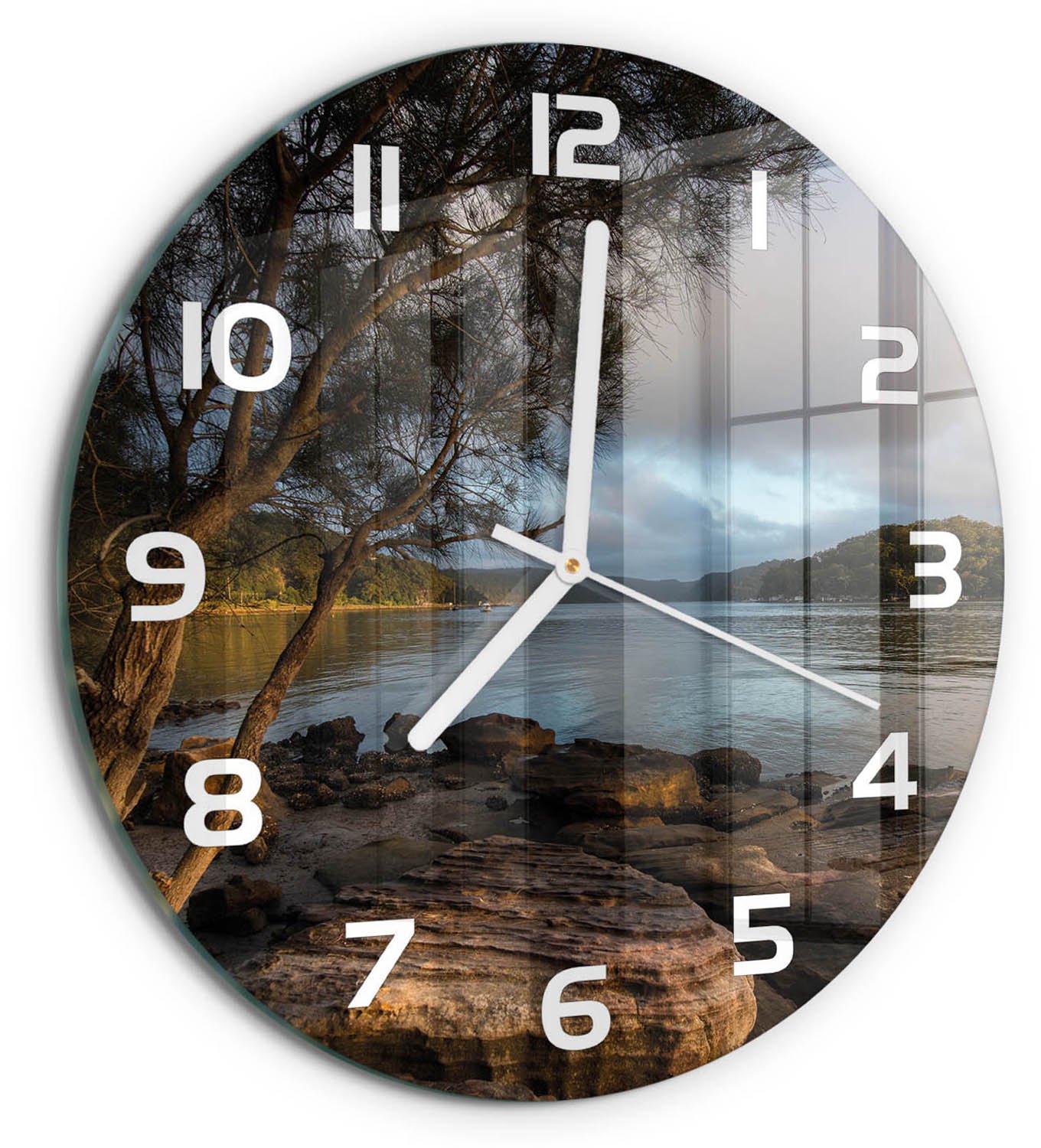 TULUP Wandklok - Boom aan de rivier Decoratieve Glazen Klok - fi30 cm - Bruin Glazen Wandklok Design - Witte handen - Ronde Klok - Glazen Klok Met Print - Wandklok Glas Met Motief