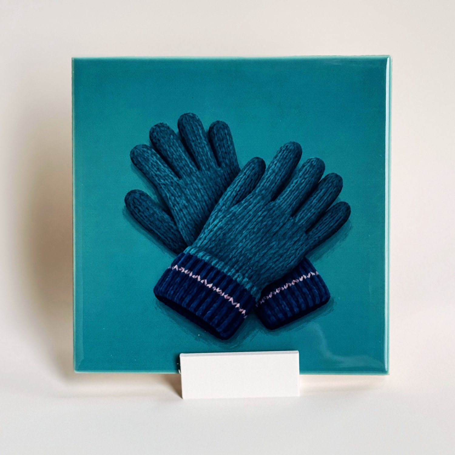 Tegeltje met Blauwe Handschoenen – Keramisch Tegeltje 11x11 cm met Houdertje – Herfstdecoratie