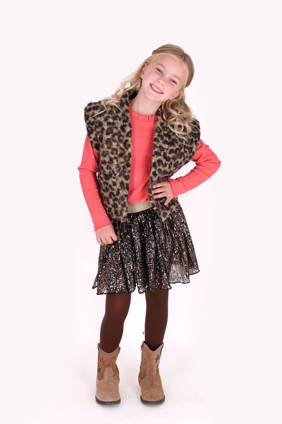Meisje met blond haar, draagt roze trui, panterprint gilet en glitter rok.
