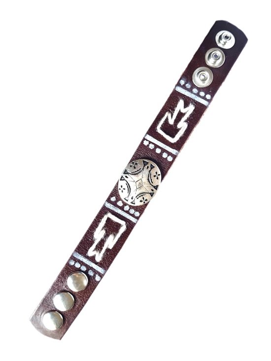 Bruine lederen armband met zilverkleurige studs, witte decoraties en drukknoopsluiting.