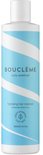 Witte fles Bouclème hydraterende haarreiniger van 300 ml met diagonaal blauw-wit gestreept patroon.
