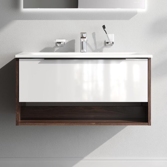 Hangend badmeubel met witte ladefront, open donkerhouten schap, witte wastafel en verchroomde kraan.