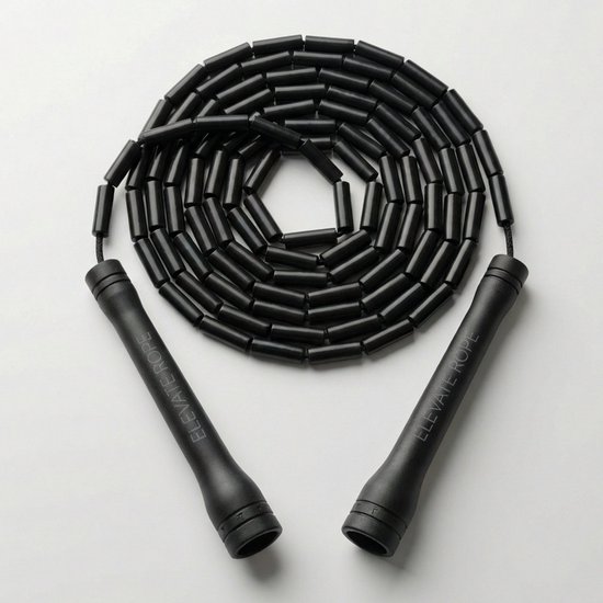 Zwart Elevate Rope springtouw opgerold, met matzwarte handvatten en glanzende zwarte kralen.