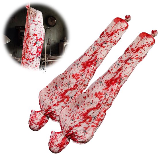 Twee hangende Halloween-decoraties in de vorm van met gaas omwikkelde lichamen met bloedspatten en spinnen.