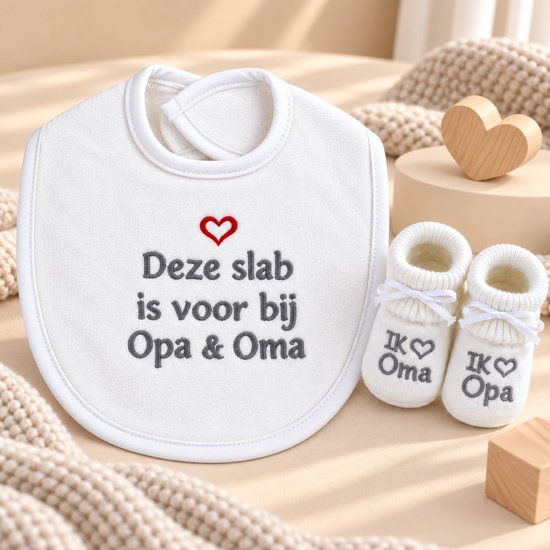 Petit Villain – 2-delige Baby Cadeau Giftset Opa & Oma – Slabbetje en Babyslofjes – Wit – Kraamcadeau — afbeelding 2