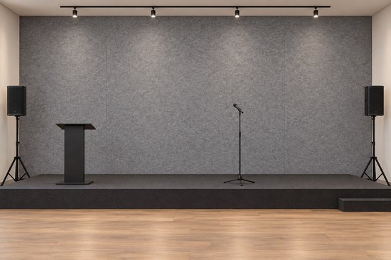 Podium met grijze viltachterwand, sprekerskatheder, microfoonstandaard en luidsprekers.