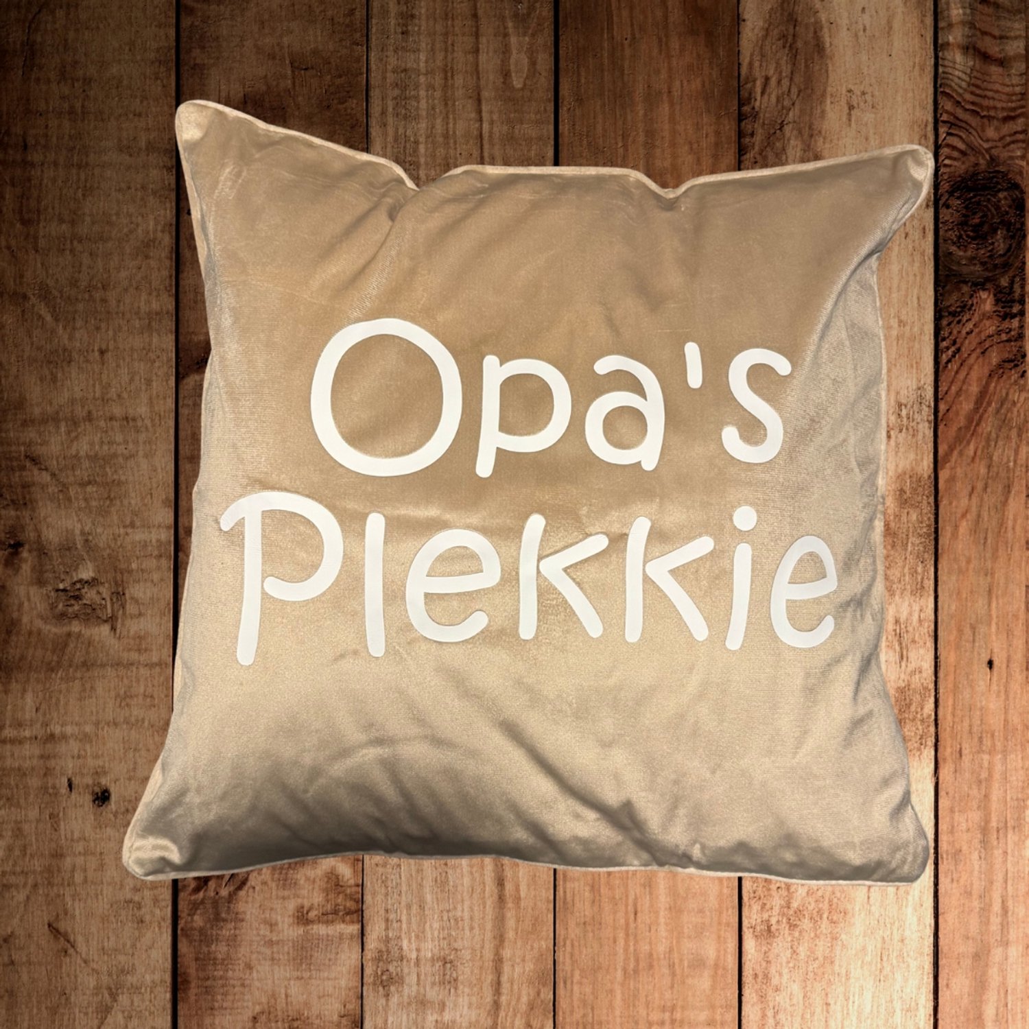 Kussen taupe fluweel stof 45x45 cm met vulling met de tekst Opa´s plekkie