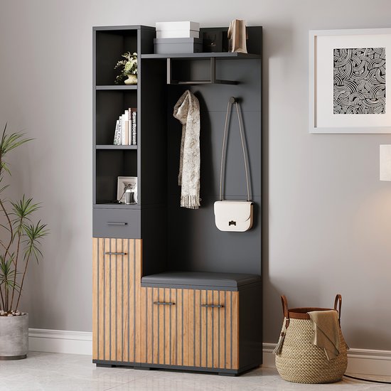 Zwarte garderobekast met houten details, zitbank, open opbergvakken en een lade.