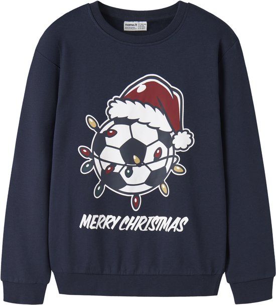 Donkerblauwe sweater met opdruk van een voetbal met kerstmuts, lichtjes en de tekst Merry Christmas.