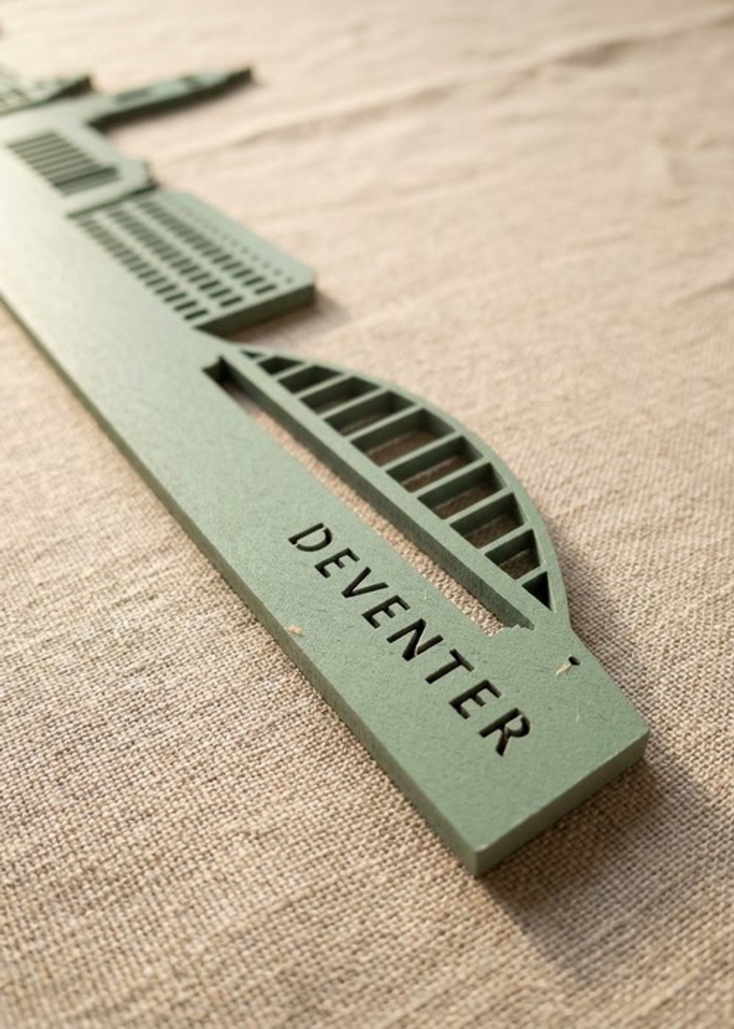 Houten Skyline Deventer | Wanddecoratie voor aan de muur | Groen MDF | 70 x 13 cm