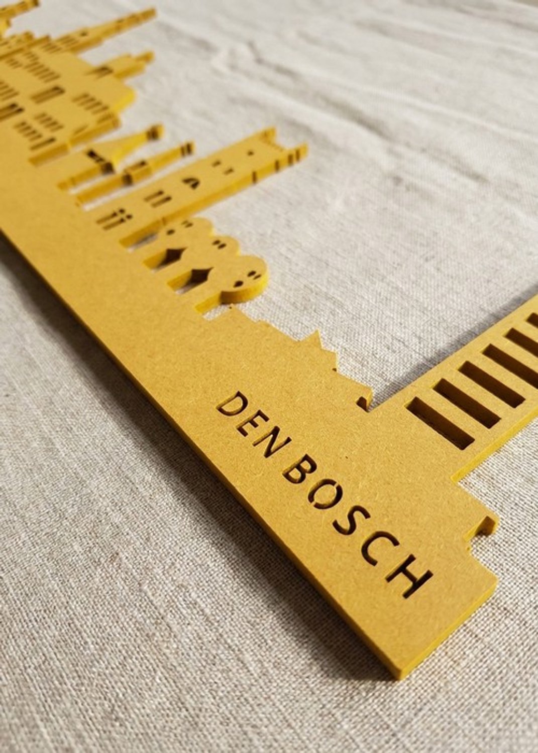 Houten Skyline Den Bosch | Wanddecoratie voor aan de muur | Geel MDF | 70 x 14 cm