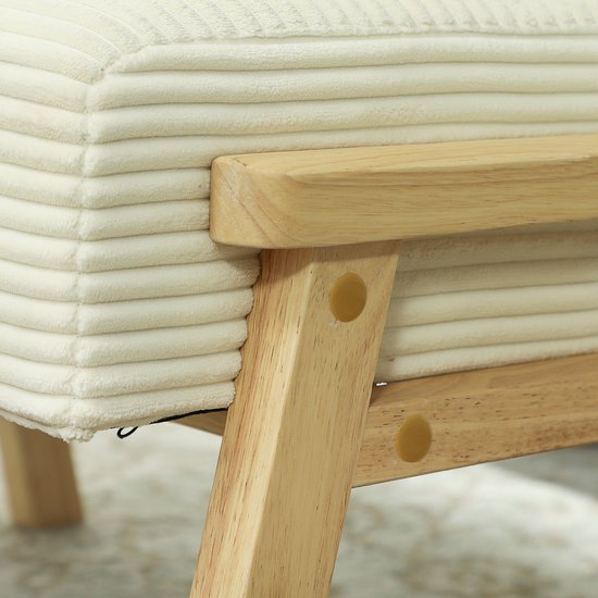 Detail van het crèmewitte corduroy voetenbankje met houten frame.