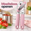 Roze blikopener naast een open blik tomaten op een keukenaanrecht.