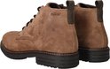 Achterkant van bruine suède Rieker-bottines met treklipjes en zwarte zool.