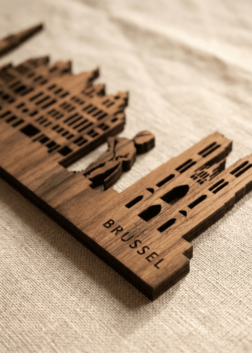 Houten Skyline Brussel | Wanddecoratie voor aan de muur | Noten | 70 x 14 cm