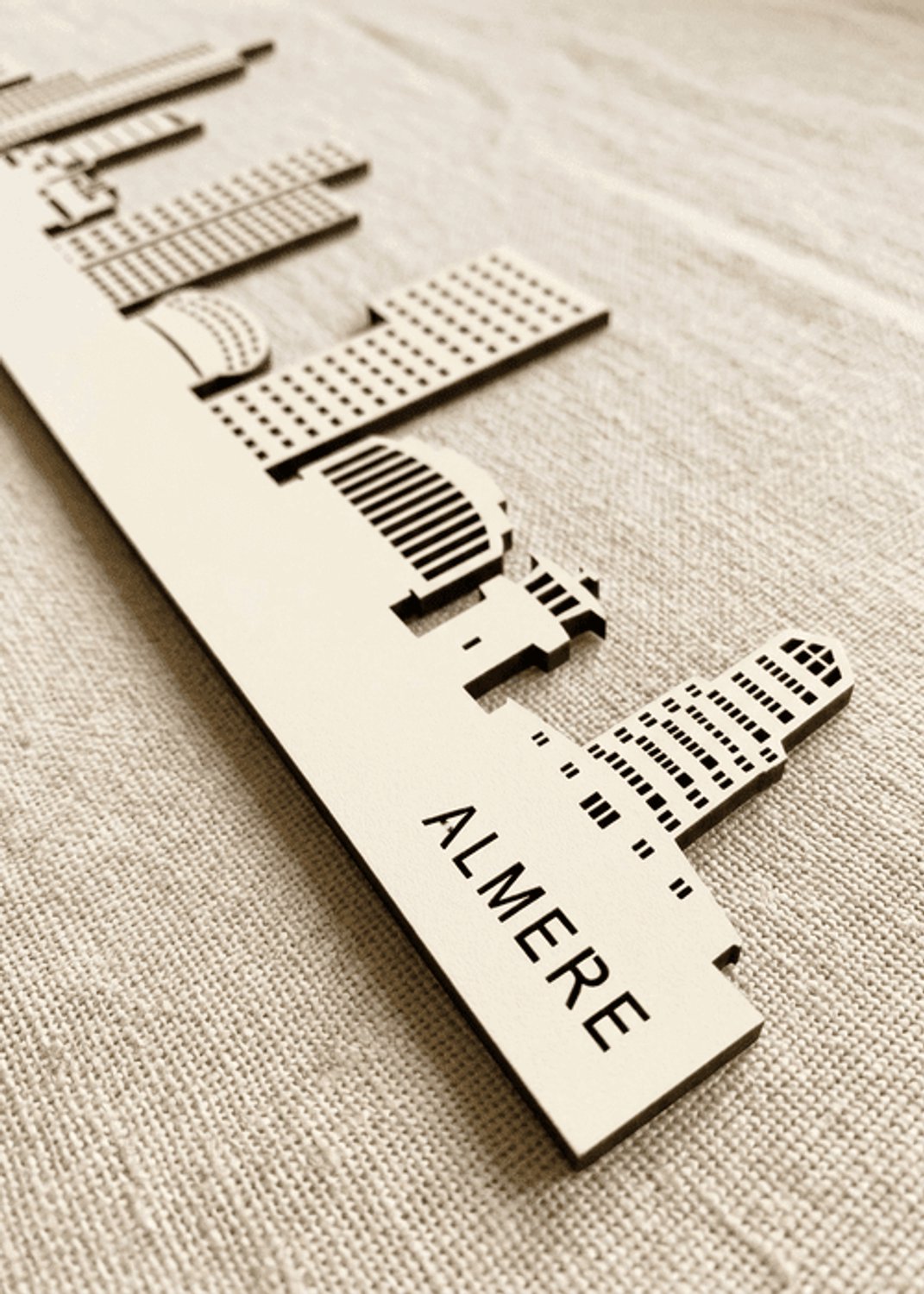 Houten Skyline Almere | Wanddecoratie voor aan de muur | Wit MDF | 70 x 15 cm