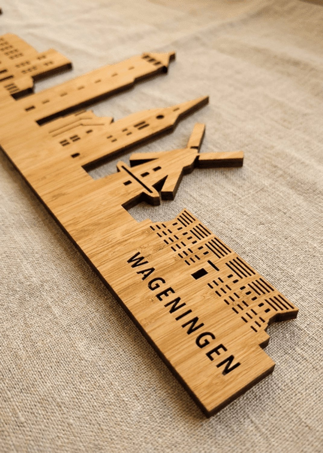 Houten Skyline Wageningen | Wanddecoratie voor aan de muur | Bamboe | 70 x 13 cm