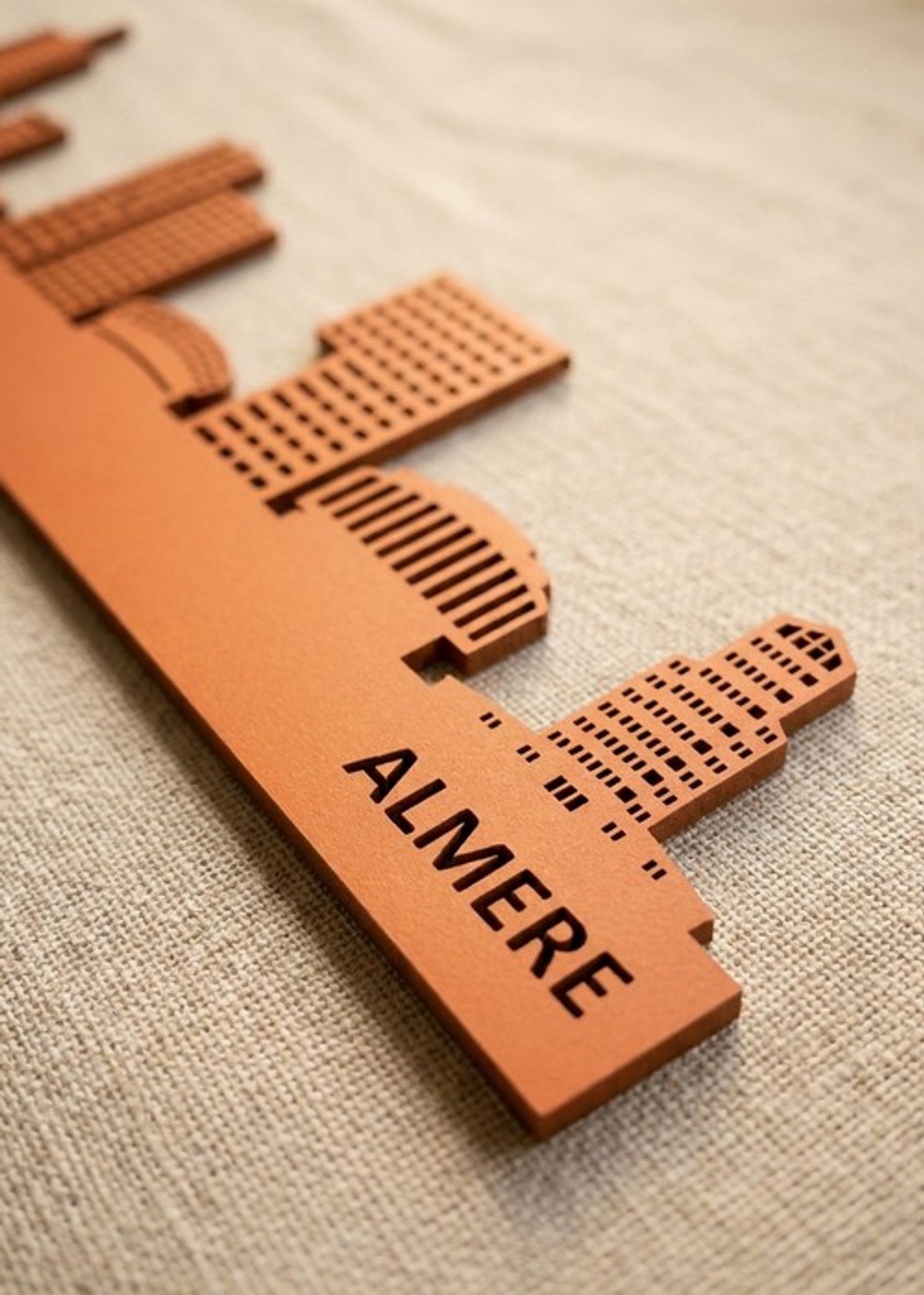 Houten Skyline Almere | Wanddecoratie voor aan de muur | Oranje MDF | 100 x 21 cm