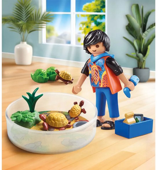 Playmobil figuur met blauwe broek en bedrukt shirt verzorgt drie schildpadden in een rond terrarium.