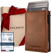 Bruine lederen Vylento pasjeshouder met uitgeschoven kaarten naast een beige geschenkdoos en Prüfengel zegel.