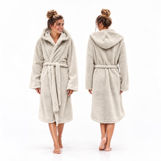 Vrouw draagt een off-white teddy fleece badjas met capuchon en strikceintuur, voor- en achteraanzicht.