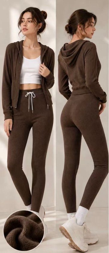 Bruin geribd loungepak met capuchonvest en legging, model toont voorkant en achterkant.