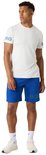 Man in wit sportshirt met blauwe tekst op de mouwen, en een blauwe short.
