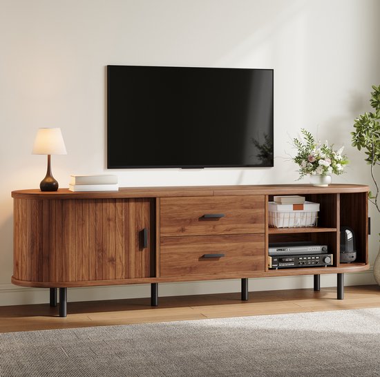 Walnut tv-meubel met schuifdeur, twee lades, open vakken met mand en mediaspeler. Plant decoratie.