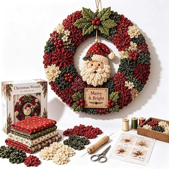 Kerstkrans met Kerstman, "Merry & Bright" tekstbordje, rode en groene bloemen, takjes en kerstballen.