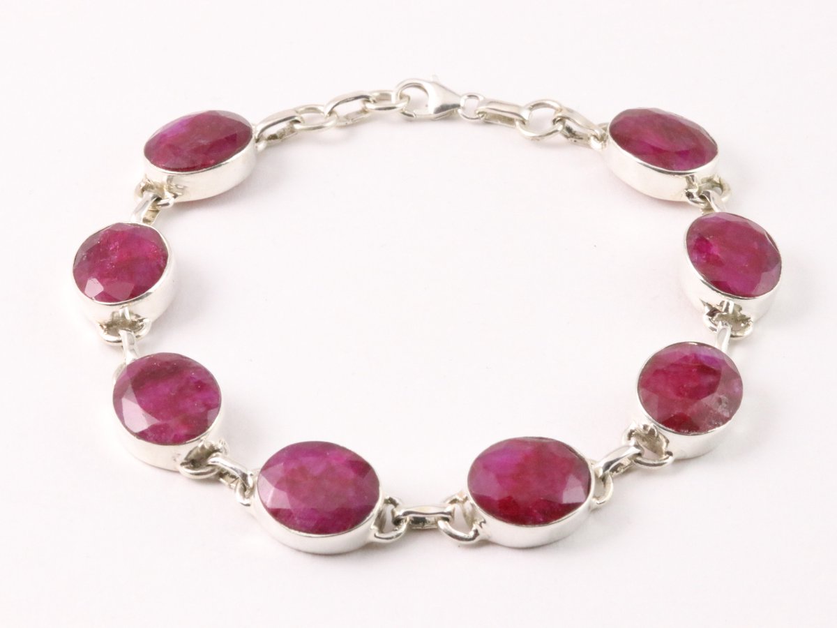 Zilveren schakelarmband met robijn