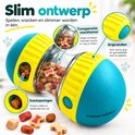 Blauwe en gele snackbal, gevuld met hondenvoer. Met uitleg 'Transparante snackkamer' en 'Grip-randen'.