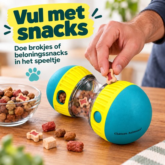 Blauwe en gele snackbal, gevuld met hondenvoer. Een hand vult de bal.