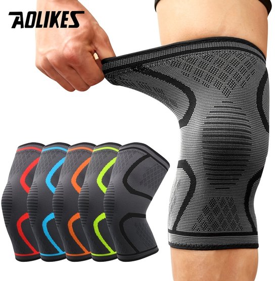 Grijze Aolikes kniebrace met rode, blauwe, oranje en groene accenten. Getoond op een model.