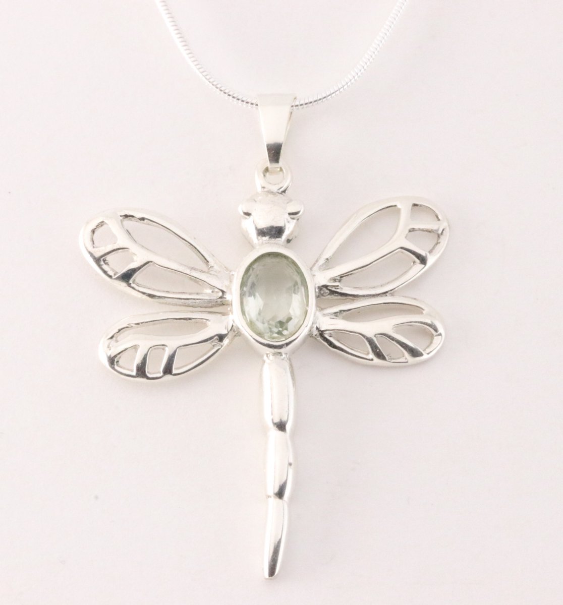 Zilveren libelle hanger met groene amethist aan ketting