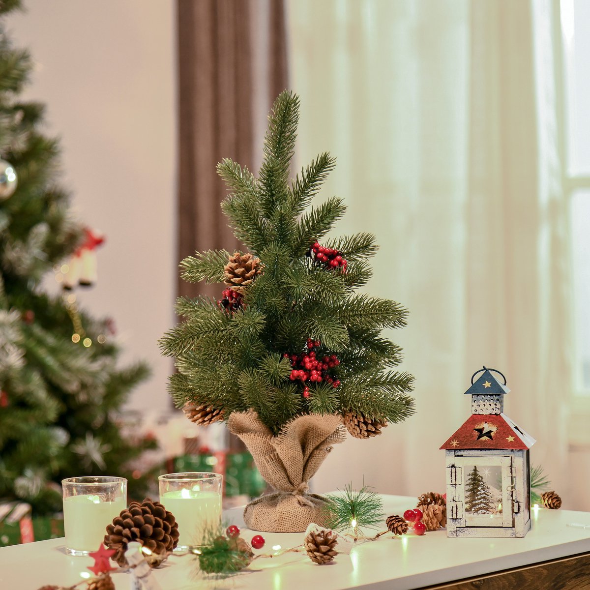 Kunstkerstboom – 50 Cm – Met 55 Takpunten, Rode Bessen En Dennenappels – Kunststof En Beton – Groen – Tafeldecoratie Voor Kerst En Binnen – Stabiele Voet