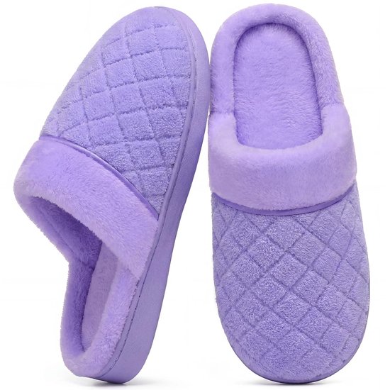 Paarse, gewatteerde huisslippers met pluche voering, getoond in een paar.