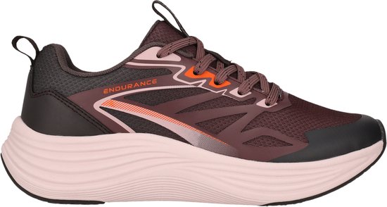 Bordeauxrode Endurance sneaker met dikke roze zool, oranje logo en veters, zijaanzicht.