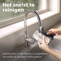 Handen wassen LatteGo Pro melksysteem onder een kraan. Het snelste systeem om te reinigen met 2 onderdelen.