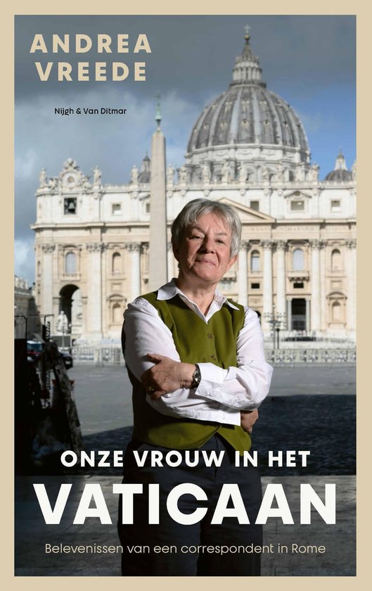 Andrea Vreede poseert voor de Sint-Pietersbasiliek op de cover van het boek 'Onze vrouw in het Vaticaan'.
